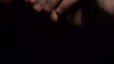 Makro adam ellerini harika dijital para gerçek modelleri tutun ve oyun ile onları koyu arka planı