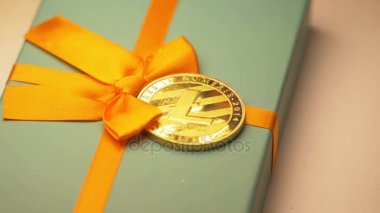 Makro litecoin gerçek model peer-to-peer ödeme sistemine ait hediye kutusu parlak ışık karşı yatıyor