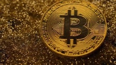 Makro fantastik ünlü elektronik para bitcoin gerçek model altın sparklets yığının üstüne düşüyor