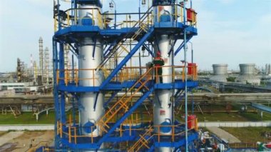 uçak üretim kuleleri yukarı taşır ve işçi kadar berrak mavi gökyüzünün ve manzara karşı metal merdiven asansörleri