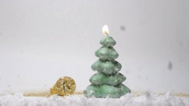 cryptocurrency mum Noel ağacı formunda karşı düşen yapay kar yakınındaki olarak oluşturulan closeup altın paralar