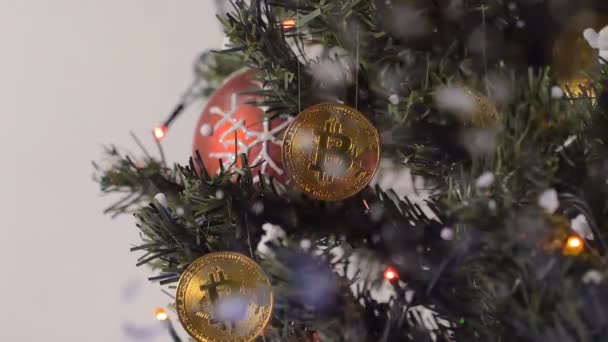Closeup Mooie Kerstboom Die Versierd Met Rode Bal Gouden Bitcoins — Stockvideo