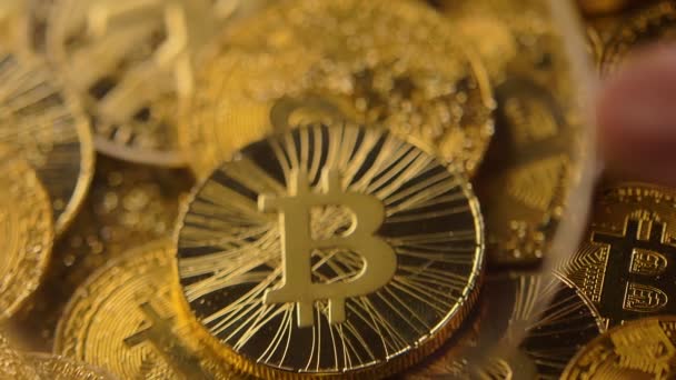 マクロ人手拡大鏡黄金輝くコイン ヒープ Bitcoin 貴重なリソースによって作らの上を — ストック動画