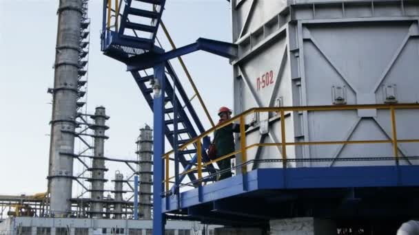 Vista Aérea Profesional Trabajador Comprueba Dispositivos Plataforma Torre Producción Contra — Vídeo de stock