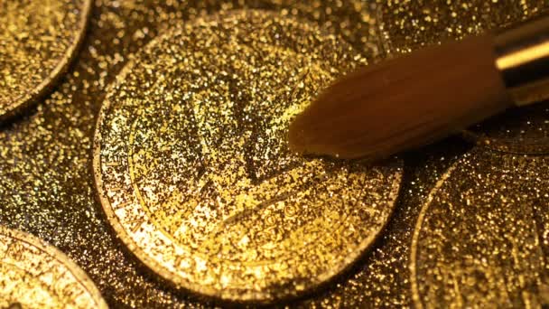 Макро Меховая Щетка Очищает Золотой Литкоин Сделанный Валюта Защищенная Уникальным — стоковое видео