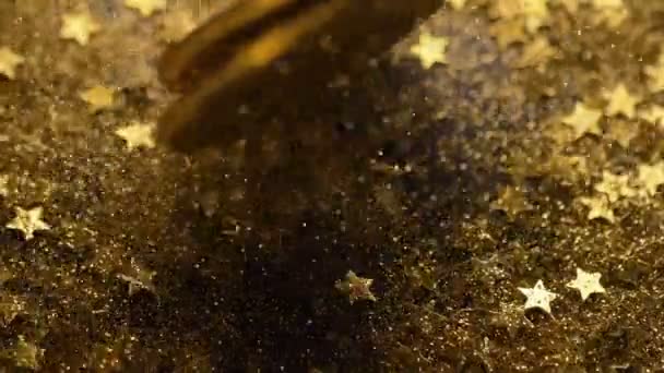 Макро Сияющие Биткоины Литкоины Падают Золотым Пылевым Дождем Маленькие Светящиеся — стоковое видео