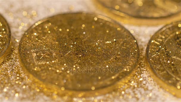 매크로 빛나는 Bitcoin에 화폐로 동전에서 날아갔다 — 비디오