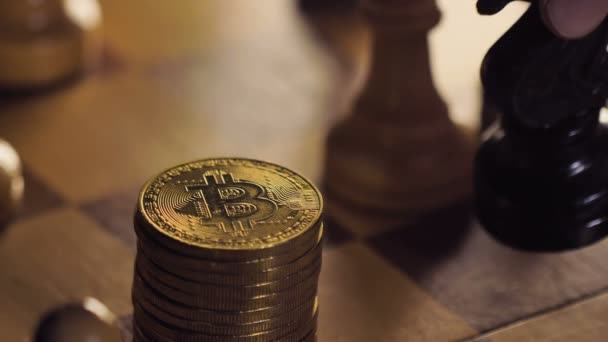 Macro Persona Derriba Monedas Bitcoin Descentralizado Montón Pone Caballo Ajedrez — Vídeos de Stock