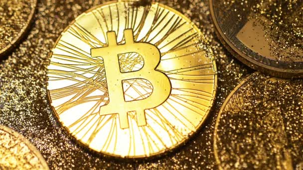 Briljant Glödande Bitcoin Riktiga Makromodell Lyser Och Täckt Med Skugga — Stockvideo