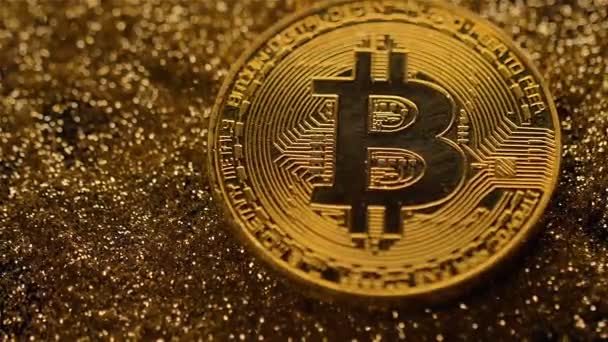Macro Fantástico Moneda Electrónica Famosa Bitcoin Modelo Real Cae Pila — Vídeo de stock