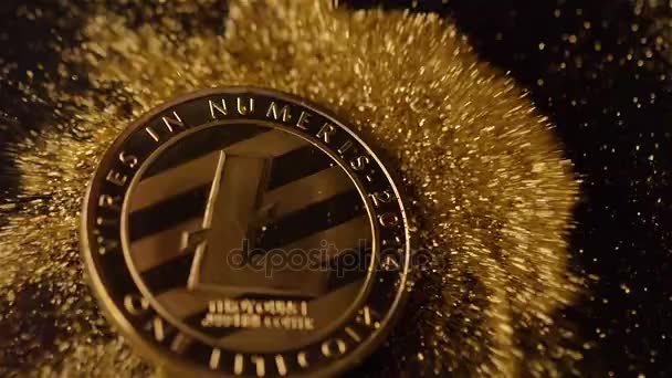 Macro Fantástico Brilhante Litecoin Modelo Real Cai Sobre Ouro Espumantes — Vídeo de Stock