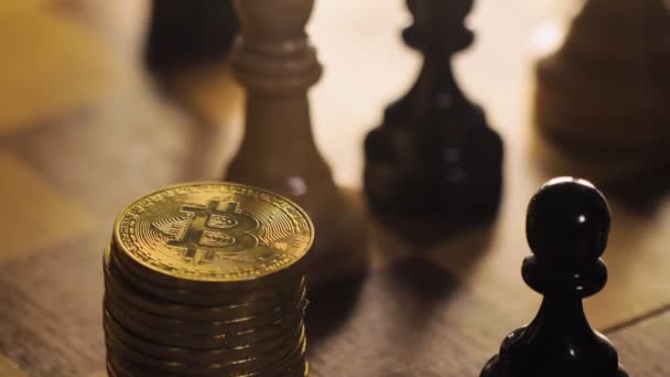 Makro Person Schlägt Münzhaufen Der Als Kryptowährung Auf Einem Speziellen — Stockvideo