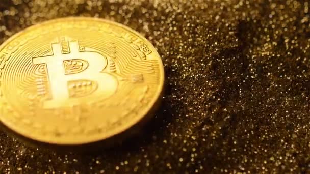 Makro Fantastiska Lysande Bitcoin Verklig Modell Som Faller Gnistrande Gyllene — Stockvideo