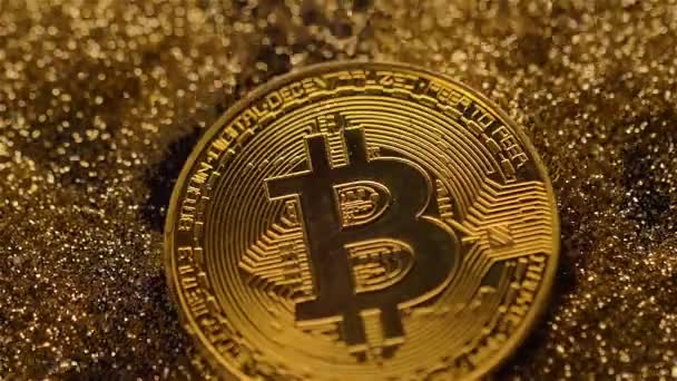 Makro Berühmte Kryptowährung Goldenes Bitcoin Modell Fällt Auf Gelb Glänzendes — Stockvideo