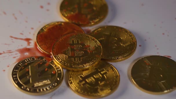 Vértes Piros Paradicsomlé Csepp Csillogó Drága Bitcoin Valódi Modellek Szóló — Stock videók