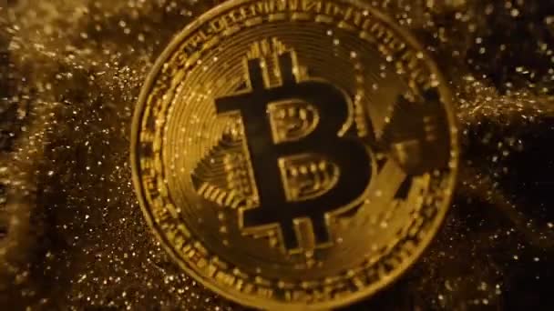 Macro Maravilloso Brillante Bitcoin Modelo Real Cae Cabeza Arriba Polvo — Vídeos de Stock