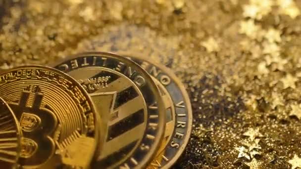 Macro Beautiful Famous Bitcoin Litecoin Pile Falls Shining Gold Dust — Stock Video