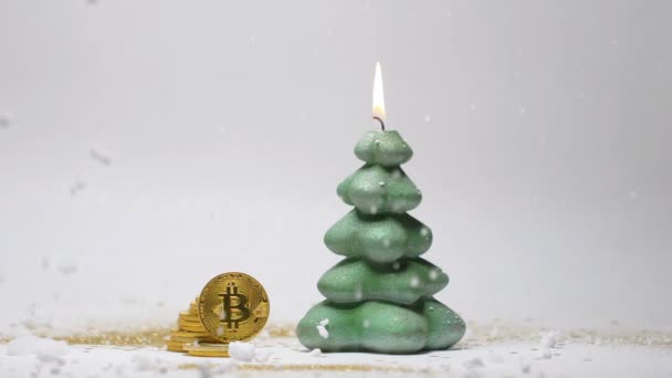 Closeup Gouden Bitcoin Model Staat Rib Door Groene Kerstboom Kaars — Stockvideo