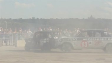 Kazan, Tataristan, Rusya Federasyonu - 14 Kasım 2017: İki araba eğlence merkezi topraklarında baktılar seyirci önünde etkileyici yarışmada mücadele