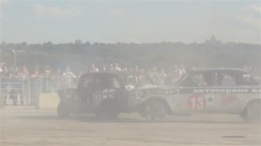 Kazan, Tataristan, Rusya Federasyonu - 14 Kasım 2017: Kırık eski araçlar eğlence alışveriş meydanında tozunu aşırı tehlikeli yarışmada yer almak 