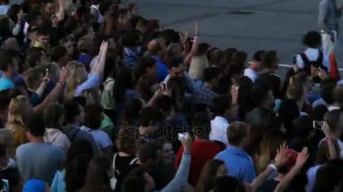 Kazan, Tataristan/Rusya - 14 Kasım 2017: Dron görünümü mutlu genç insanlar atlamak ve en sevdiğiniz rock band performans Festivali 14 Kasım kazan zevk almak