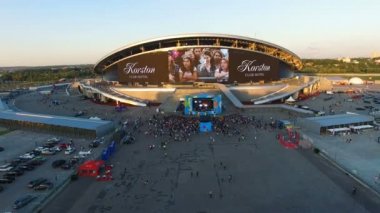 Kazan, Tataristan/Rusya - 14 Kasım 2017: Dev ekran popüler grubu konseri karşı günbatımı üzerinde Kasım 14 kazan vericisi ile bina alışveriş merkezi Flycam yaklaşımlar