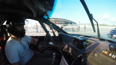 Kazan, Tataristan/Rusya - 14 Kasım 2017: Closeup kabin konsantre görünümü racer Kasım 14 kazan eğlence alışveriş merkezi bölge binaları karşı boyunca sürüş yarışta rekabet