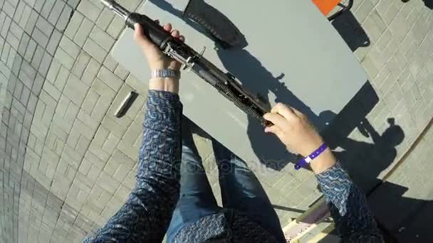 Kasan Tatarstan Russland November 2017 Mann Zivil Nimmt Maschinenpistole Vom — Stockvideo
