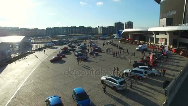 カザン タタールスタン共和国 ロシア連邦 2017 Flycam の現代車展示祭や景観に対してステージ付近の散歩の人に上に移動します — ストック動画
