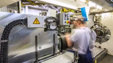 zaman atlamalı closeup yetenekli çalışan modern hareketli ekipman lastik üretim tesisi ile çalışır