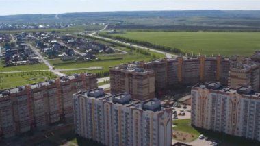 modern güzel çok düzeyli binalar ve konfor yazlık bölgede arka planı yeşil alanlar üzerinde uçuş