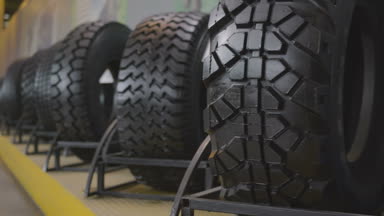 üretilen closeup lastik geçirilmiş koruyucular stand raf showroom farklı tipleri ile