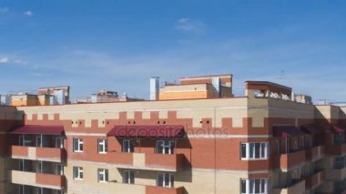 alanları yakınındaki sokağın karşısındaki güzel temiz modern evler için çok düzeyli parlak binalar yukarıda dron kaldırır