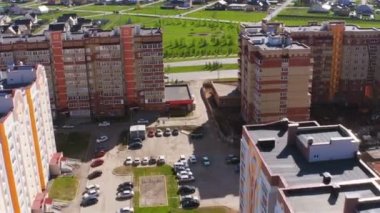 Mavi gökyüzü karşı yazlık bölgesine modern güzel çok katlı Konut Binası üzerinde casus uçak uçar