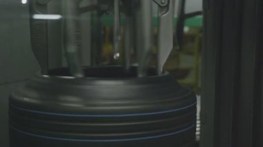 oluşturma kesin kauçuk lastik formunda otomatik atölye closeup güçlü ekipman kanca ile döner