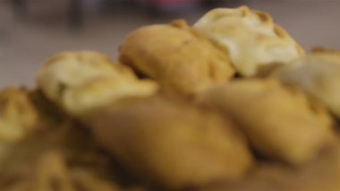 Makro fotoğraf makinesi aydınlık oda plaka üzerinde taze lezzetli aromatik sıcak geleneksel patty kazık gösterir