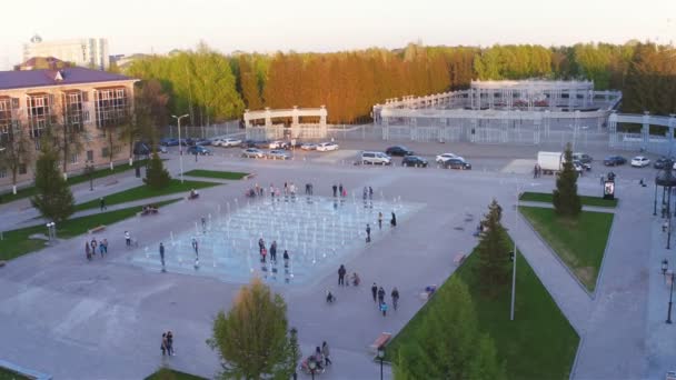 Flycam Zeigt Wunderschönen Stadtplatz Mit Lichtmusik Springbrunnen Und Glücklich Wandelnden — Stockvideo