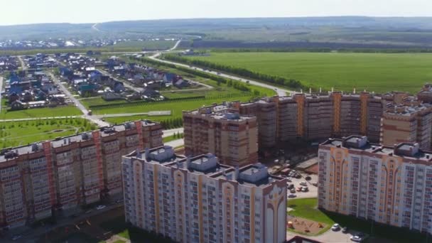 Vuelo Lento Sobre Hermosos Edificios Modernos Varios Niveles Coches Patio — Vídeo de stock