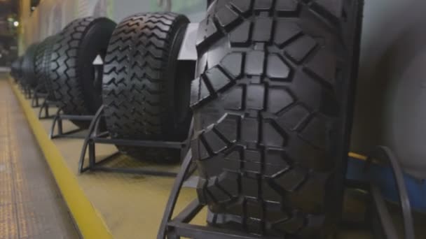 Cámara Primer Plano Mueve Largo Neumáticos Terminados Exhibidos Con Placas — Vídeo de stock