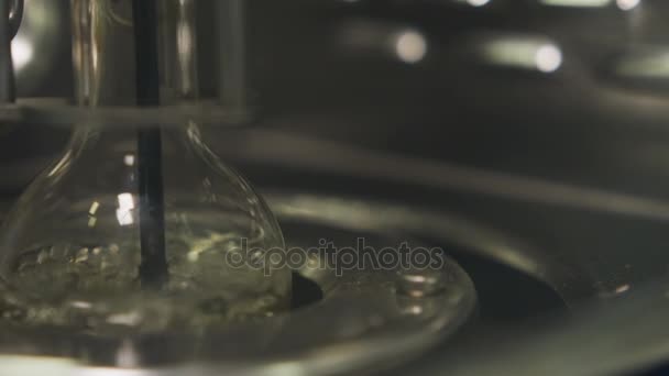 macro caméra montre ampoule avec liquide bouillant et se déplace le long de différents équipements de laboratoire sur la table 