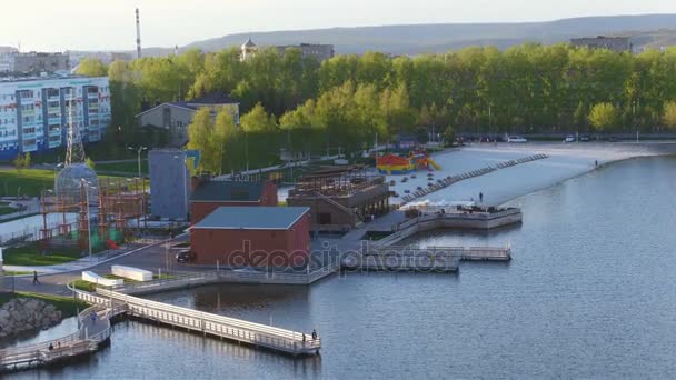 Mooie Luchtfoto Rustige Rivier Moderne Embankment Met Lange Pieren Gebouwen — Stockvideo