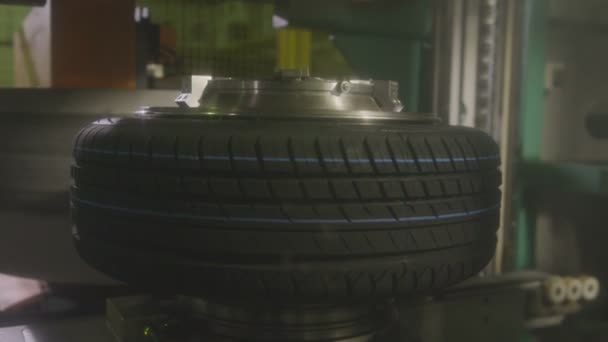 Nahaufnahme Spezialförderer Bewegt Gummireifen Und Absteigende Ausrüstung Dreht Reifenveredelungsprozess — Stockvideo