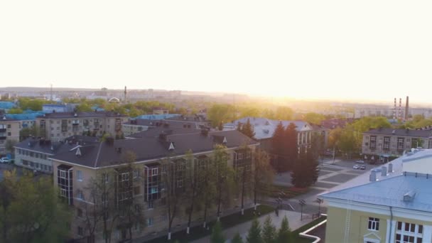 Drone Vuela Sobre Maravillosa Plaza Con Fuentes Salto Bonitos Edificios — Vídeo de stock