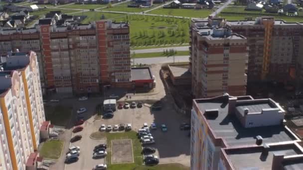 Flycam Flyttar Över Gården Bland Höga Byggnader Till Underbar Modern — Stockvideo