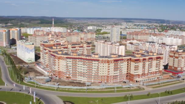Drone Leci Powyżej Nowego Kompleksu City Obrazowym Biały Pomarańczowy Mieszkania — Wideo stockowe