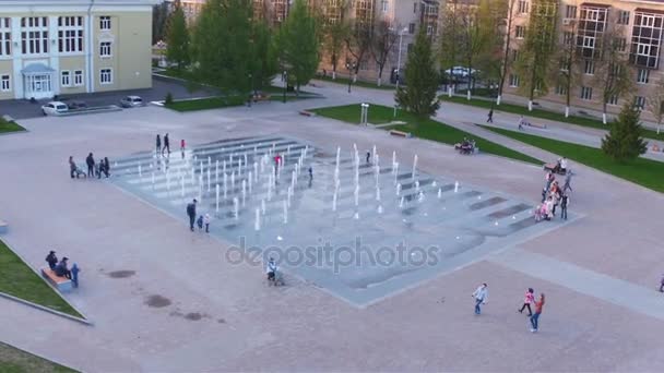 Kamera Rückt Über Modernen Platz Und Fröhliche Kinder Die Springbrunnen — Stockvideo