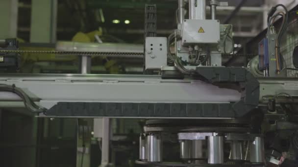 Macro Moderne Machine Met Magneten Neemt Band Rim Transfers Naar — Stockvideo