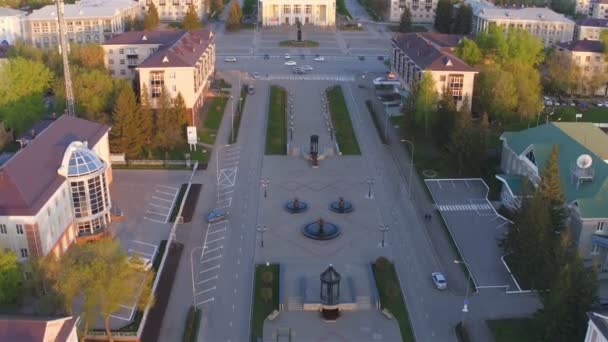 Flycam Pomalu Přesune Nad Příjemné Centrum Širokou Avenue Úhledné Domy — Stock video