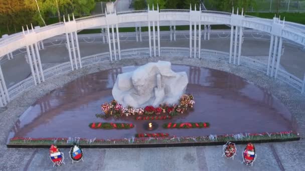 无人机在美丽的战争纪念碑上缓缓移除在白柱中永恒的火焰 — 图库视频影像