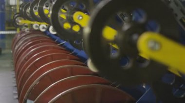 ağır sanayi malzemeleri işleme bölümünde hareket elemanları ile portre görünümü                